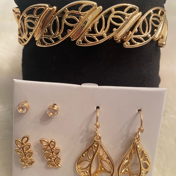 Bundle Set Gold Leaf Stretch Bracelet and 3 pairs of Earrings - Picture 3 of 6